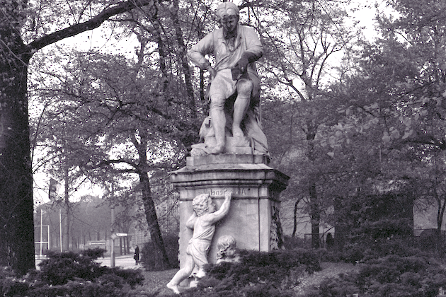 Alois Senefeld auf dem Senefelder Platz 1981 - Foto: © Sebastian Schiller