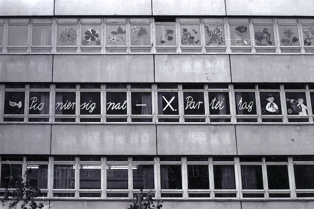 Ost-Berlin im Oktober 1981 mit Hinweis auf den SED-Parteitag im April, Foto: © Sebastian Schiller