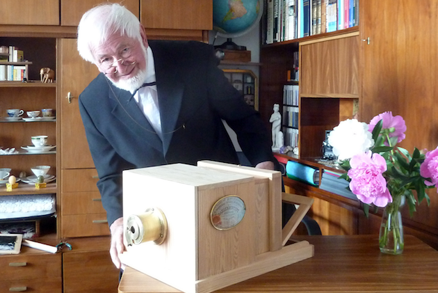 Jürgen Schlinger mit dem von ihm nachgebauten Daguerreotypen, Foto: © Jürgen Schlinger